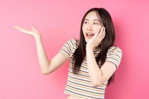 joven, mujer asiática, posar, en, fondo rosa foto