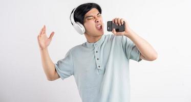 el hombre asiático estaba escuchando música mientras cantaba