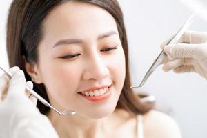 la mujer asiática está teniendo un examen dental de rutina en la clínica dental