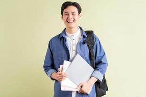 una foto de un apuesto estudiante asiático con una mirada segura