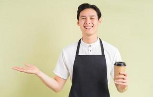 camarero asiático, tenencia, taza de papel, y, sonriente foto