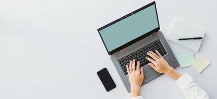 mano, de, asiático, mujer de negocios, usar la computadora portátil, para escribir foto