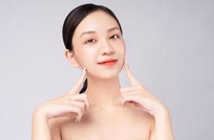 hermosa mujer asiática se siente feliz con una piel hermosa y saludable foto