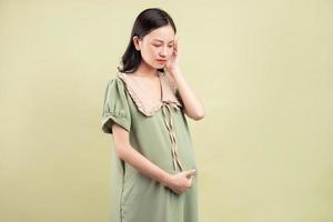 Mujer asiática embarazada que se siente cansada durante el embarazo foto