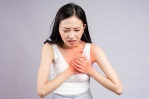 mujer asiática que tiene un ataque al corazón foto