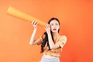 mujer asiática con un altavoz de papel, concepto anuncia foto