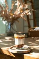 taza de café doble sucio o café expreso con leche y chocolate foto