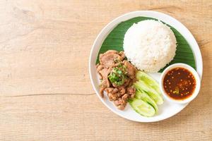 Ajo de cerdo a la plancha con arroz con salsa picante al estilo asiático foto