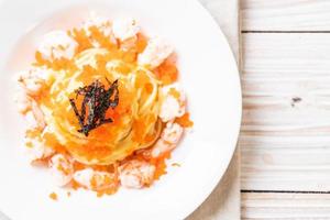 espaguetis cremosos con camarones y huevos de camarón - estilo de comida fusión foto