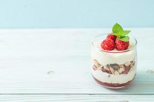frambuesa fresca y yogur con granola - estilo de comida saludable
