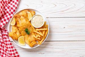 pescado y patatas fritas con patatas fritas - comida poco saludable foto