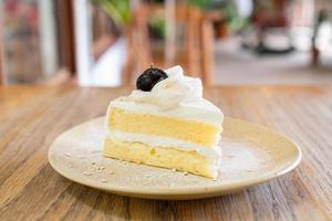 Pastel de coco en un plato en cafetería y restaurante. foto