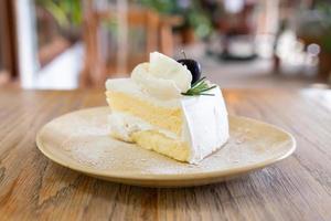 Pastel de coco en un plato en cafetería y restaurante. foto