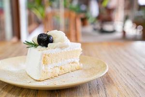 Pastel de coco en un plato en cafetería y restaurante. foto