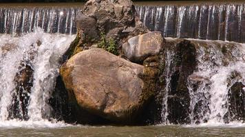 cascada en el río en la naturaleza salvaje
