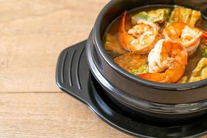 sopa agria de pasta de tamarindo con gambas y tortilla de verduras foto