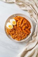 rabokki, ramen o fideos instantáneos coreanos y tteokbokki en salsa coreana picante - estilo de comida coreana foto