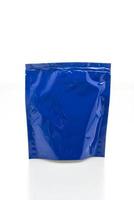 Bolsa de plástico azul para embalaje aislado sobre fondo blanco. foto