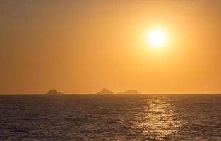puesta de sol en la playa de ipanema foto