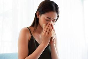 imagen de joven mujer asiática estornudando