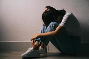 la joven asiática está llorando porque tiene mucha presión en su vida