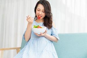 Pregnant women eat healthy foods that are good for the fetus photo