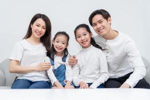 joven familia asiática entretenida en casa en el tiempo libre foto