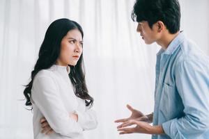 la pareja asiática discutió entre sí lo que llevó a una ruptura