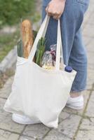 arreglo de verduras en una bolsa textil foto