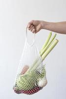 arreglo de verduras en una bolsa textil foto