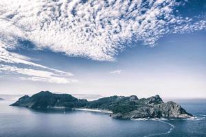 isla virgen en medio del oceano foto