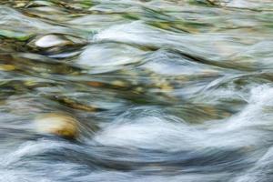 agua que fluye en un río de montaña foto