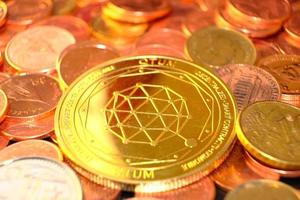 monedas de criptomoneda en la mesa y el concepto de dinero en moneda digital, mercado de criptomonedas, concepto de sistemas financieros de criptomonedas, fondo de monedas de oro foto