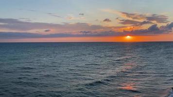 paysage marin avec un beau coucher de soleil video