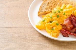 huevos revueltos con pan tostado y tocino para el desayuno foto