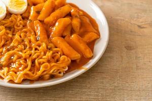 rabokki, o ramen o fideos instantáneos coreanos y tteokbokki en salsa coreana picante - estilo de comida coreana foto