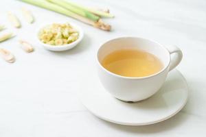 taza de jugo de hierba de limón caliente foto