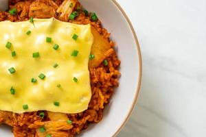 arroz frito con kimchi con cerdo y queso cubierto - estilo de comida asiática y fusión foto