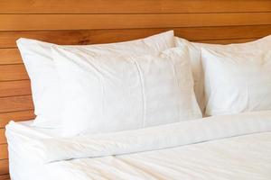 Decoración de almohada blanca en la cama en el interior del dormitorio foto