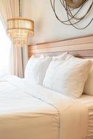 Decoración de almohada blanca en la cama en el interior del dormitorio foto