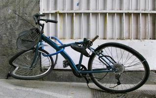 Una bicicleta blanca estacionada delante de una ventana en Madrid, España foto