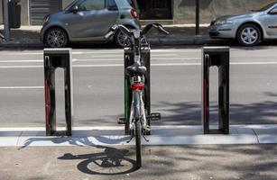 bicicleta eléctrica en alquiler en madrid españa foto