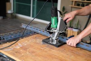 Craftsmen use iron cutters to assemble DIY projects during the holidays photo