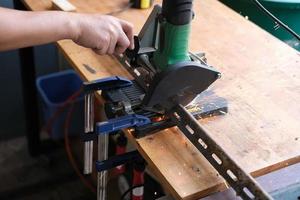 los artesanos usan cortadores de hierro para armar proyectos de bricolaje durante las vacaciones
