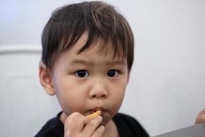 los niños están sentados a comer patatas fritas en los restaurantes. foto