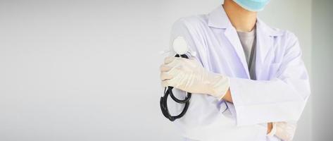 Médico sosteniendo estetoscopio sobre fondo blanco concepto seguro de vida de atención médica, día mundial del corazón foto