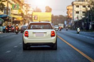 Conducción de automóviles en la carretera y asientos pequeños para automóviles de pasajeros en la carretera utilizados para viajes diarios. foto