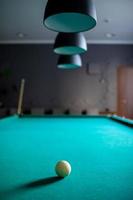 jugando al billar. bola de billar blanca en la mesa de billar verde. concepto de deporte de billar. juego de billar pool.