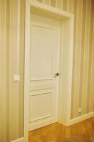 interior de una habitación con puerta clásica. puertas blancas. foto