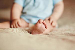 los pies de un niño pequeño. los dedos meñiques del recién nacido. lindos pies de bebé foto